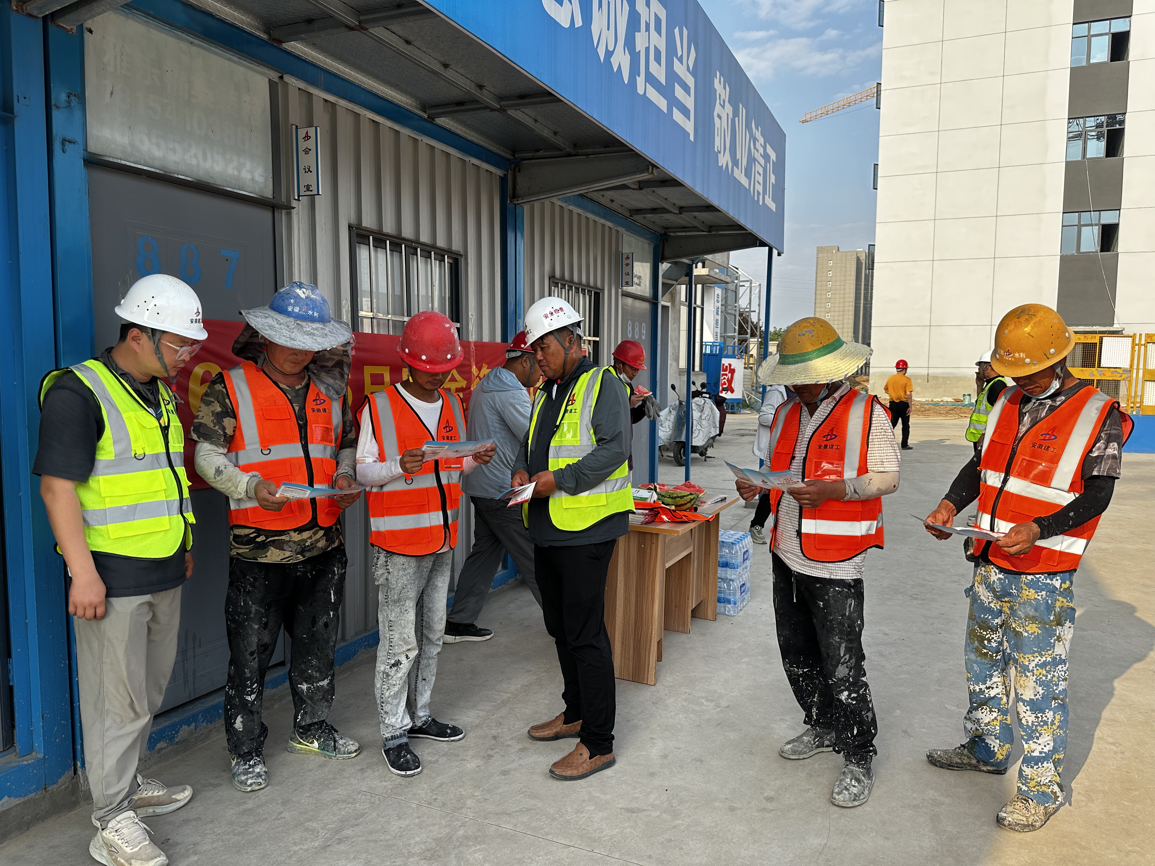 發(fā)放降溫醫(yī)藥品及安全手冊 (2).jpg